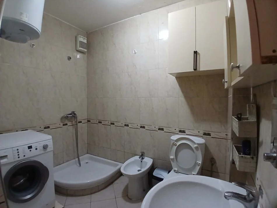 Tirane, jepet me qera apartament 1+1+Ballkon Kati 2, 65 m² 550 € (Qender)