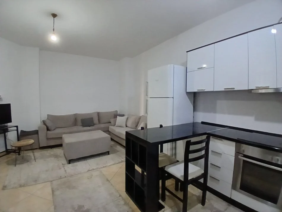 Tirane, jepet me qera apartament 1+1+Ballkon Kati 2, 65 m² 550 € (Qender)