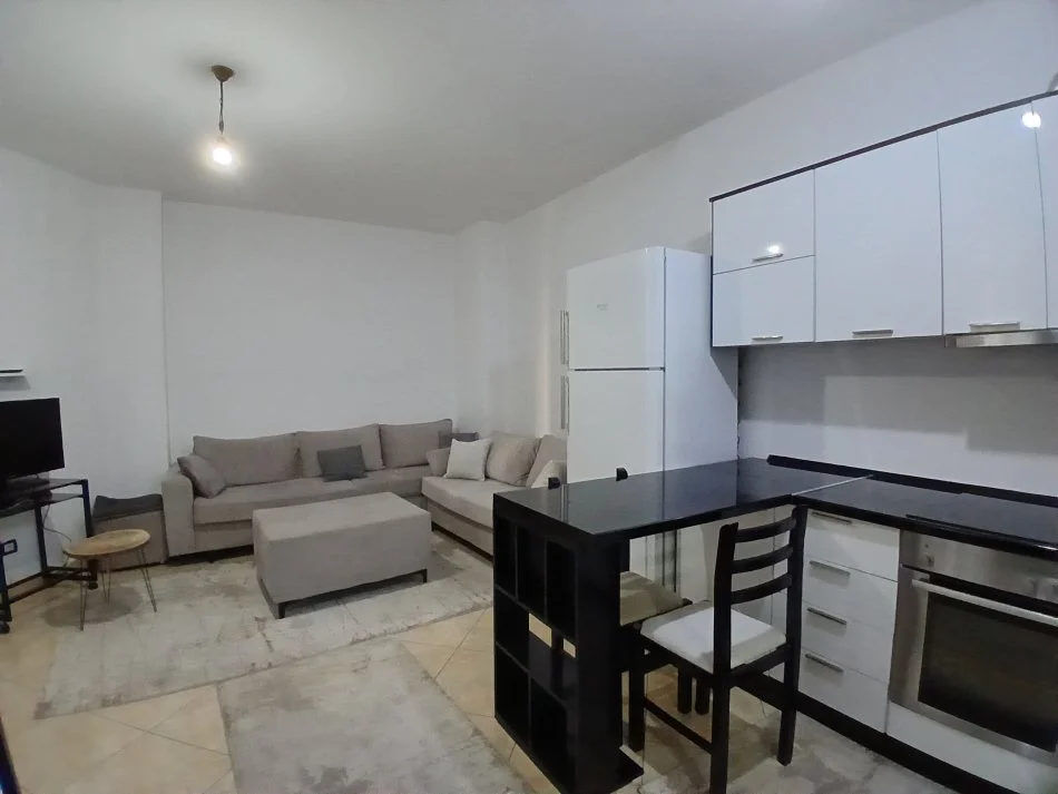 Tirane, jepet me qera apartament 1+1+Ballkon Kati 2, 65 m² 550 € (Qender)