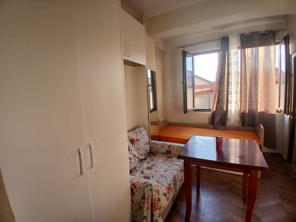 Tirane, jepet me qera apartament 1+1 Kati 2, 25 m² 330 € (Treni)