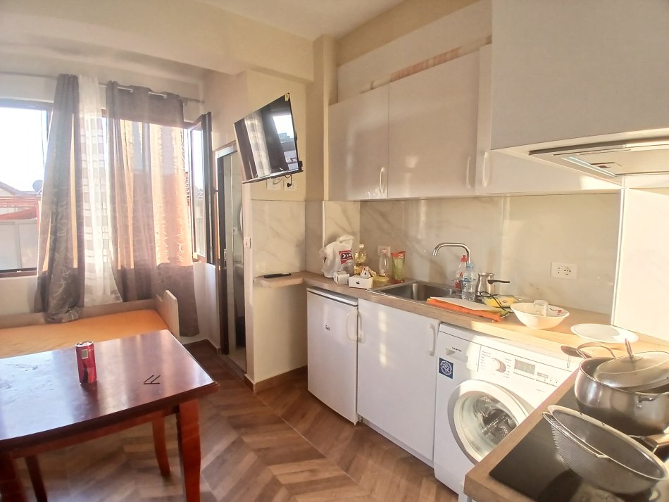Tirane, jepet me qera apartament 1+1 Kati 2, 25 m² 330 € (Treni)