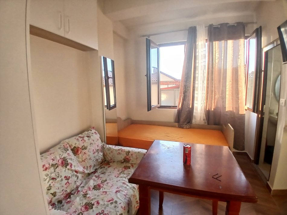 Tirane, jepet me qera apartament 1+1 Kati 2, 25 m² 330 € (Treni)