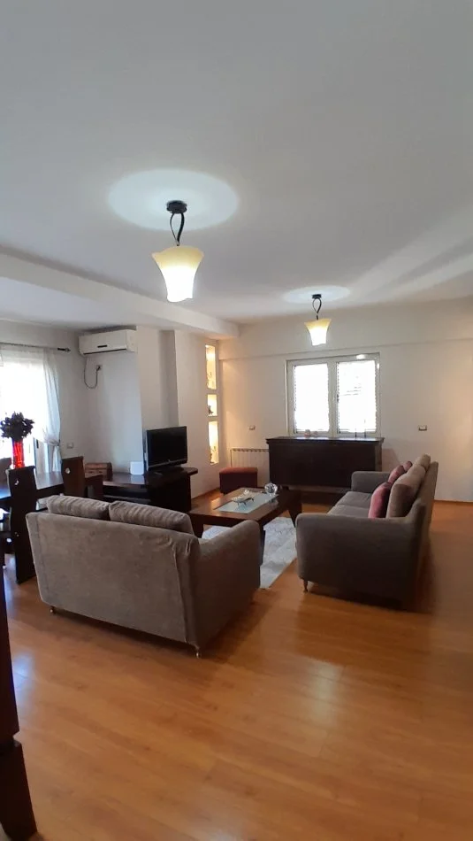 Tirane, jepet me qera apartament 2+1+Ballkon , 155 m² 1.500 € (Rr. Pjeter Bogdani)