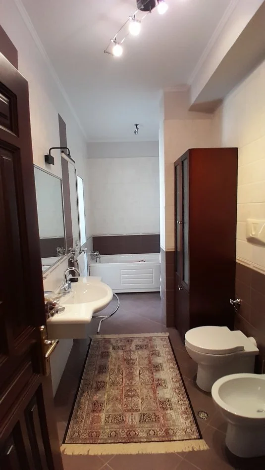 Tirane, jepet me qera apartament 2+1+Ballkon , 155 m² 1.500 € (Rr. Pjeter Bogdani)