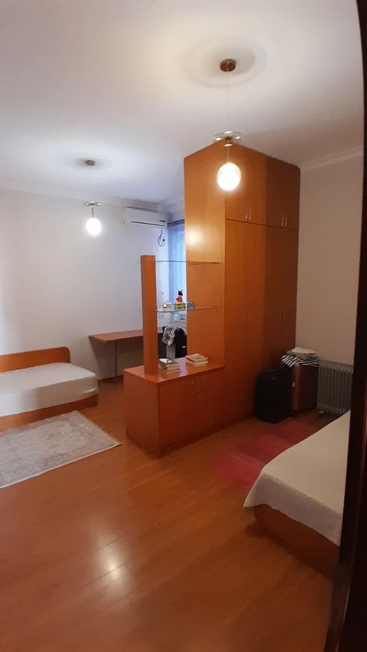 Tirane, jepet me qera apartament 2+1+Ballkon , 155 m² 1.500 € (Rr. Pjeter Bogdani)