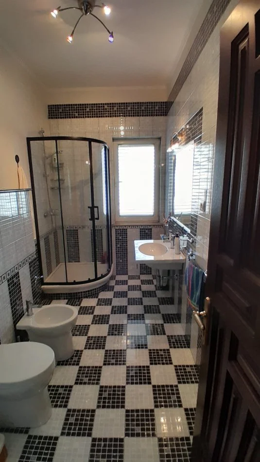 Tirane, jepet me qera apartament 2+1+Ballkon , 155 m² 1.500 € (Rr. Pjeter Bogdani)