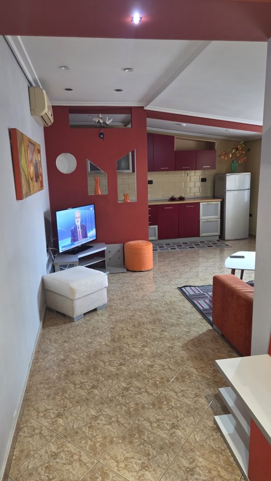 Tirane, jap me qera apartament 2+1 Kati 6, 450 € (Rr.Vathe Koreshi, prane Shkolles se Baletit)