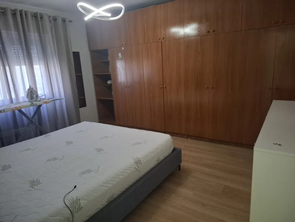 Tirane, jepet me qera apartament 1+1 Kati 4, 1 m² 550 € (Rruga Viktor Eftimiu)