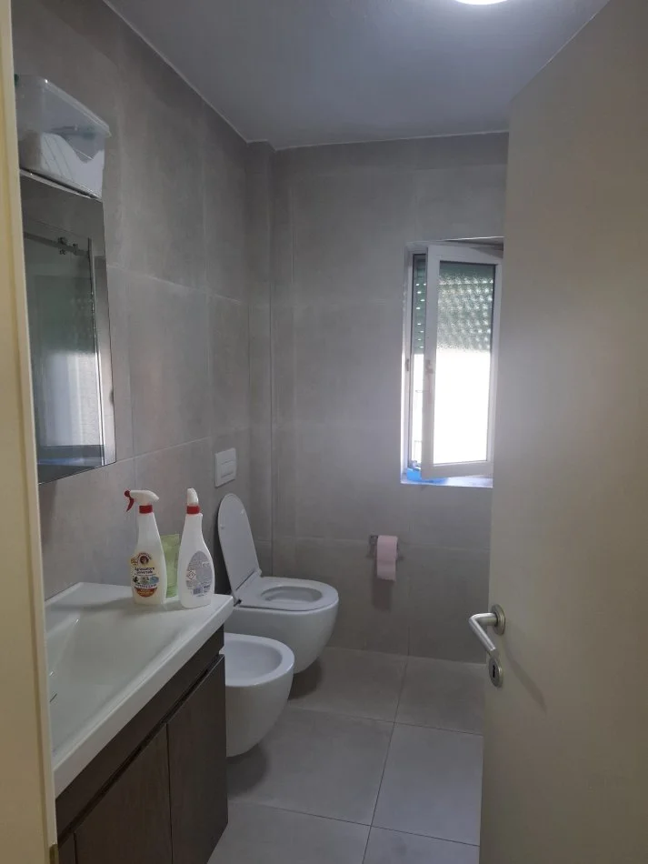 Tirane, jepet me qera apartament 1+1 Kati 4, 1 m² 550 € (Rruga Viktor Eftimiu)