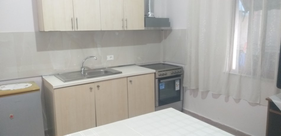 Tirane, jepet me qera shtepi 1+1 Kati 1, 50 m² 350 € (Rruga Kadillari)