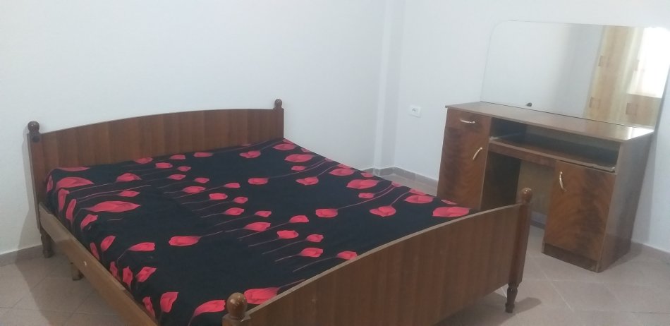 Tirane, jepet me qera shtepi 1+1 Kati 1, 50 m² 350 € (Rruga Kadillari)