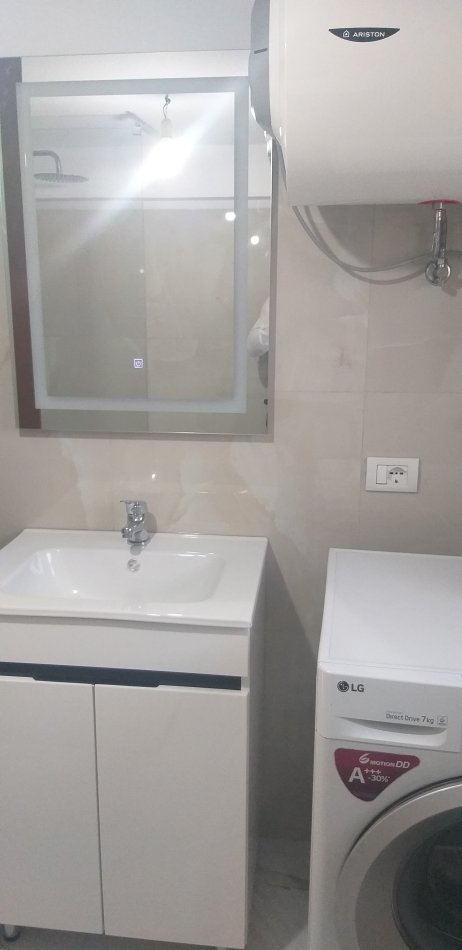Tirane, jepet me qera shtepi 1+1 Kati 1, 50 m² 350 € (Rruga Kadillari)