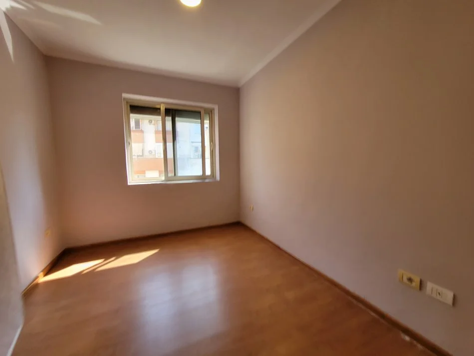 Tirane, jepet me qera apartament 2+1 Kati 3, 86 m² 500 € (Fadil Rada)