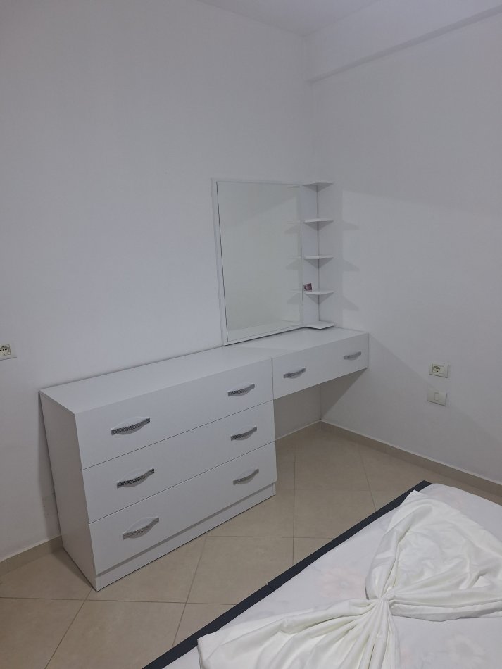Pogradec, jepet me qera apartament 1+1+Ballkon Kati 3, 70 m² 70 € (Sulstarovari lagjia1)