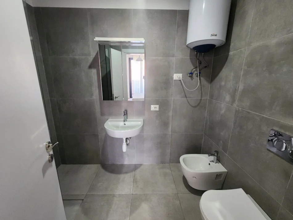 Tirane, jepet me qera apartament 2+1+Ballkon Kati 8, 1 m² 650 € (Rruga Kongresi i Manastirit)
