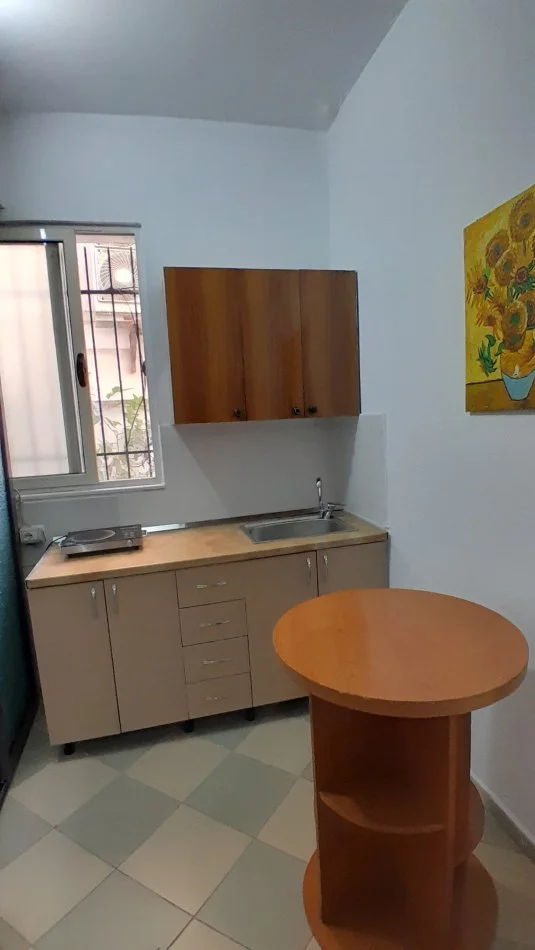 Tirane, jepet me qera garsonier 1+1 Kati 1, 45 m² 230 € (Rr. Fuat Toptani, Hotel Dea)