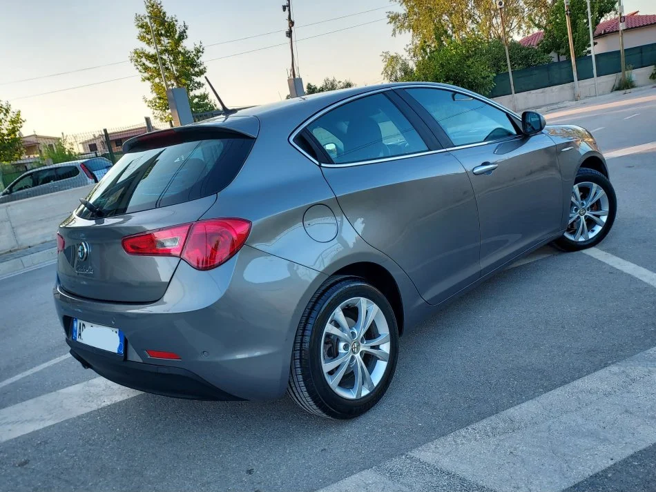 Vlore - Lungomare, shes makine Alfa Giulietta 2013 1.6Naft 4 Porta Nafte, gri e erret manuale Klima 216.865 km 5.500 €