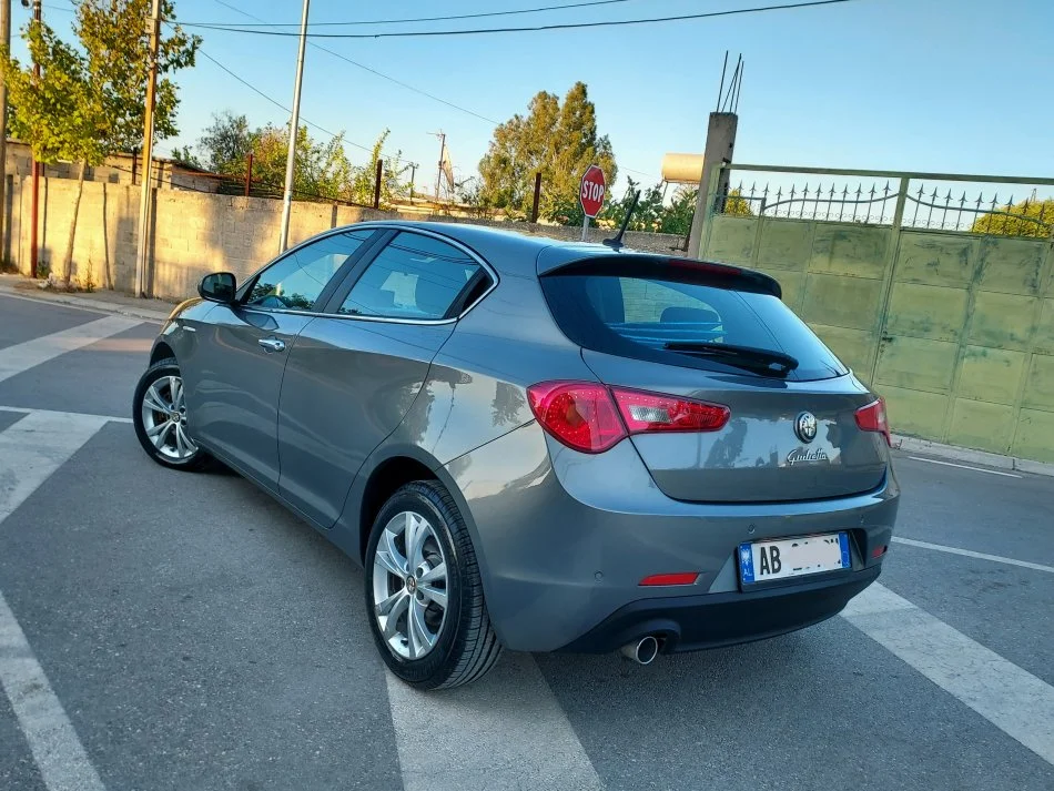Vlore - Lungomare, shes makine Alfa Giulietta 2013 1.6Naft 4 Porta Nafte, gri e erret manuale Klima 216.865 km 5.500 €