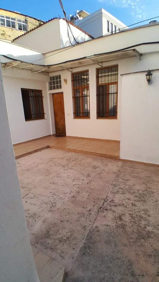 Tirane, jepet me qera shtepi 2+1+Aneks+Ballkon Kati 1, 120 m² 550 € (Liceu Artistik, Rr. Elbasanit)