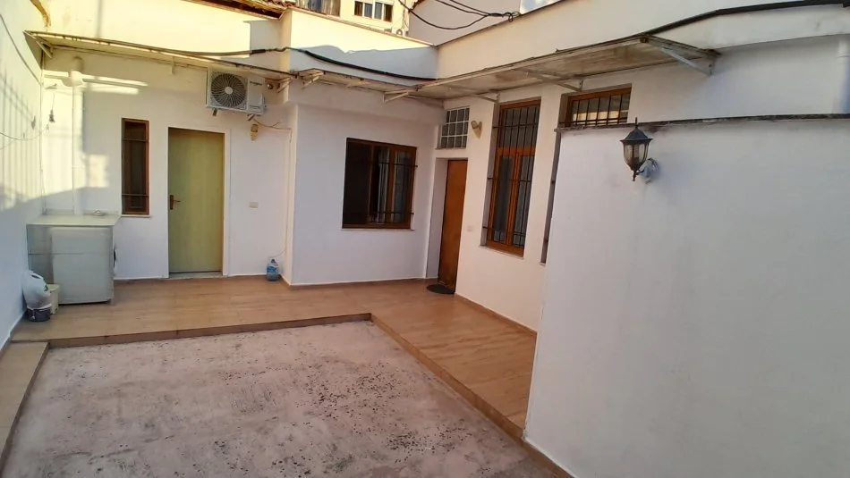 Tirane, jepet me qera shtepi 2+1+Aneks+Ballkon Kati 1, 120 m² 550 € (Liceu Artistik, Rr. Elbasanit)