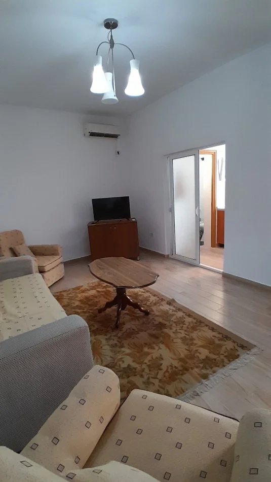Tirane, jepet me qera shtepi 2+1+Aneks+Ballkon Kati 1, 120 m² 550 € (Liceu Artistik, Rr. Elbasanit)