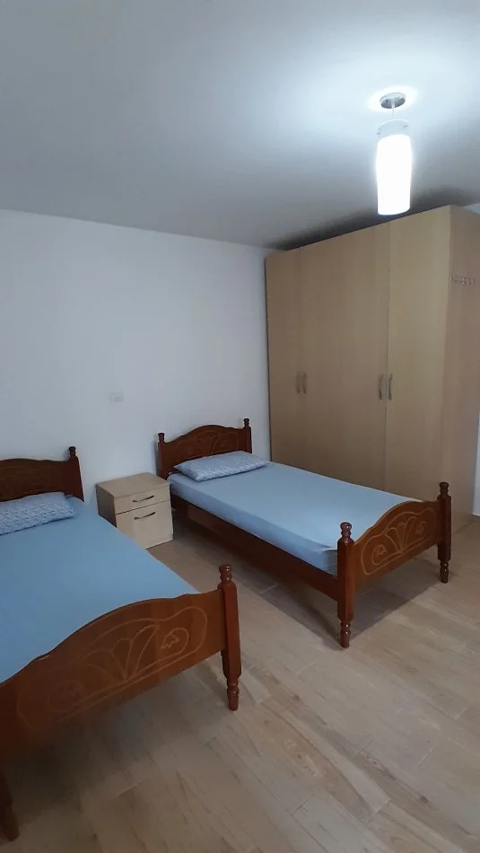 Tirane, jepet me qera shtepi 2+1+Aneks+Ballkon Kati 1, 120 m² 550 € (Liceu Artistik, Rr. Elbasanit)