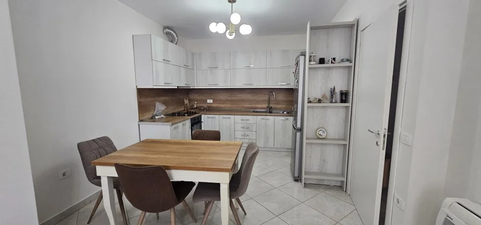 Tirane, jepet me qera apartament 1+1 Kati 4, 76 m² 500 € (Kompleksi Turdiu)