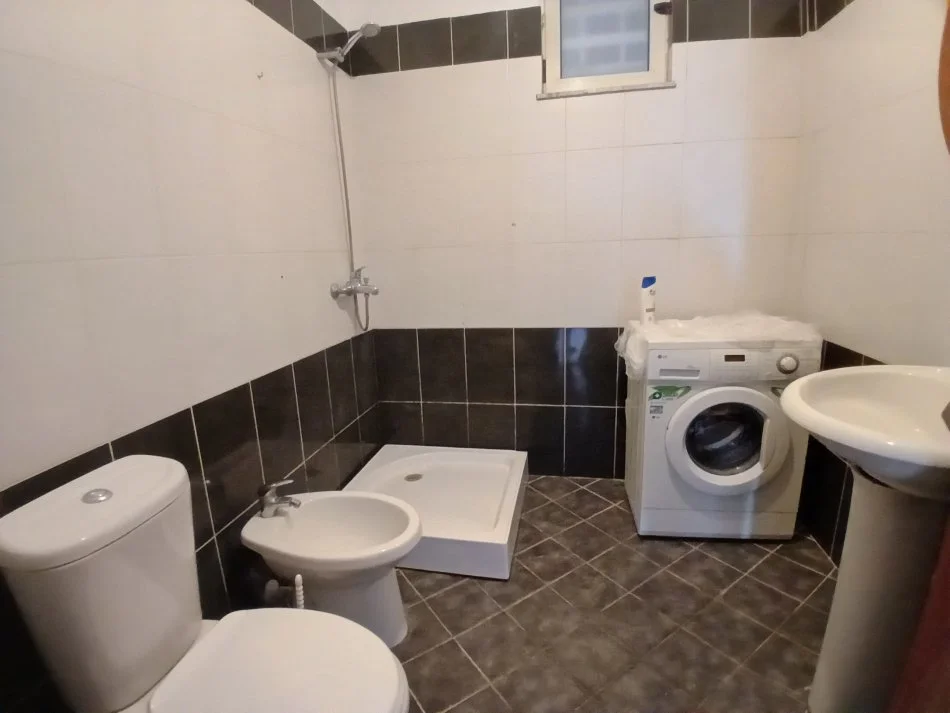 Tirane, jepet me qera apartament 2+1+Ballkon Kati 4, 90 m² 500 € (Perball Harry Fulls)