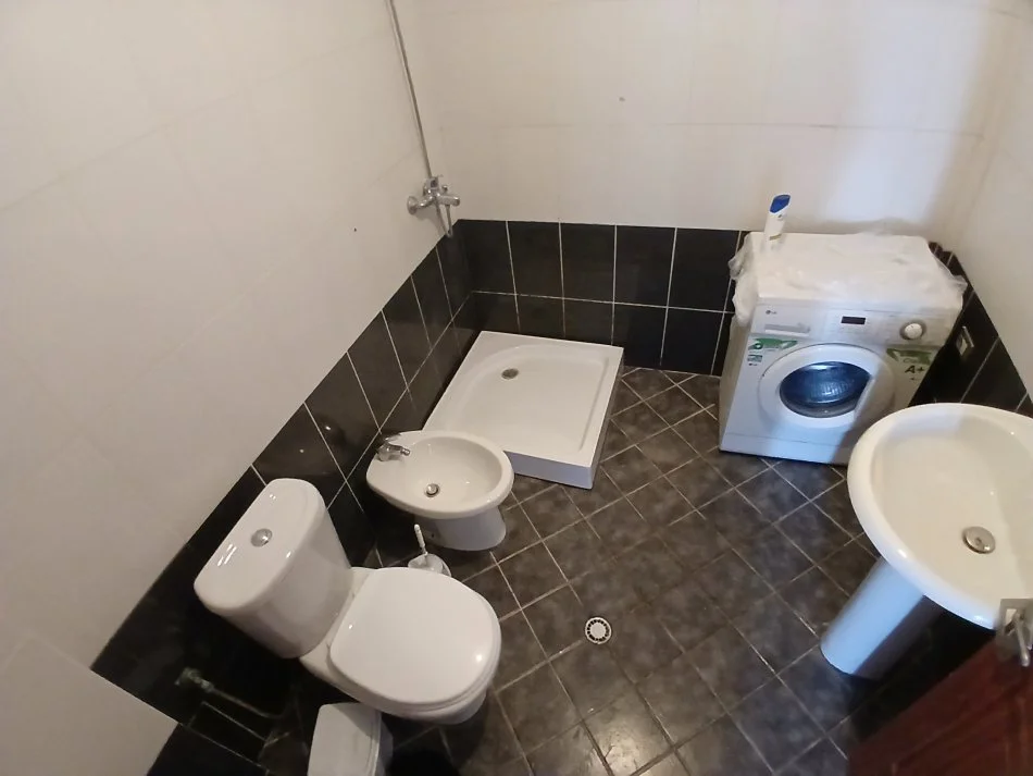 Tirane, jepet me qera apartament 2+1+Ballkon Kati 4, 90 m² 500 € (Perball Harry Fulls)