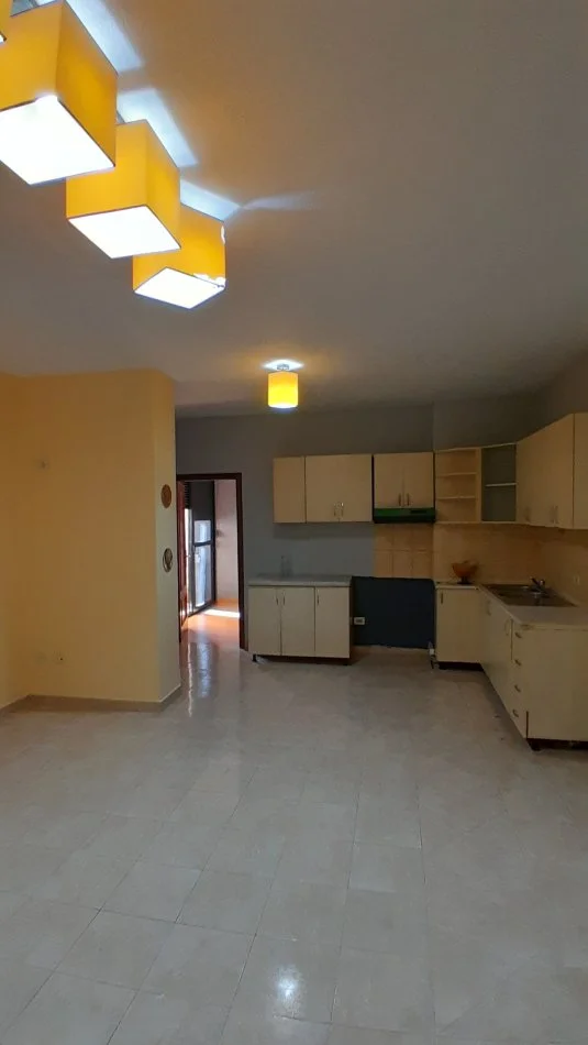 Tirane, jepet me qera apartament 2+1+Aneks+Ballkon Kati 7, 102 m² 400 € (Blv. Zhan Dark, pas Ministrise se Jashtme)
