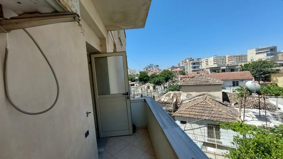 Vlore, jepet me qera apartament 2+1 Kati 3, 120 m² 350 € 