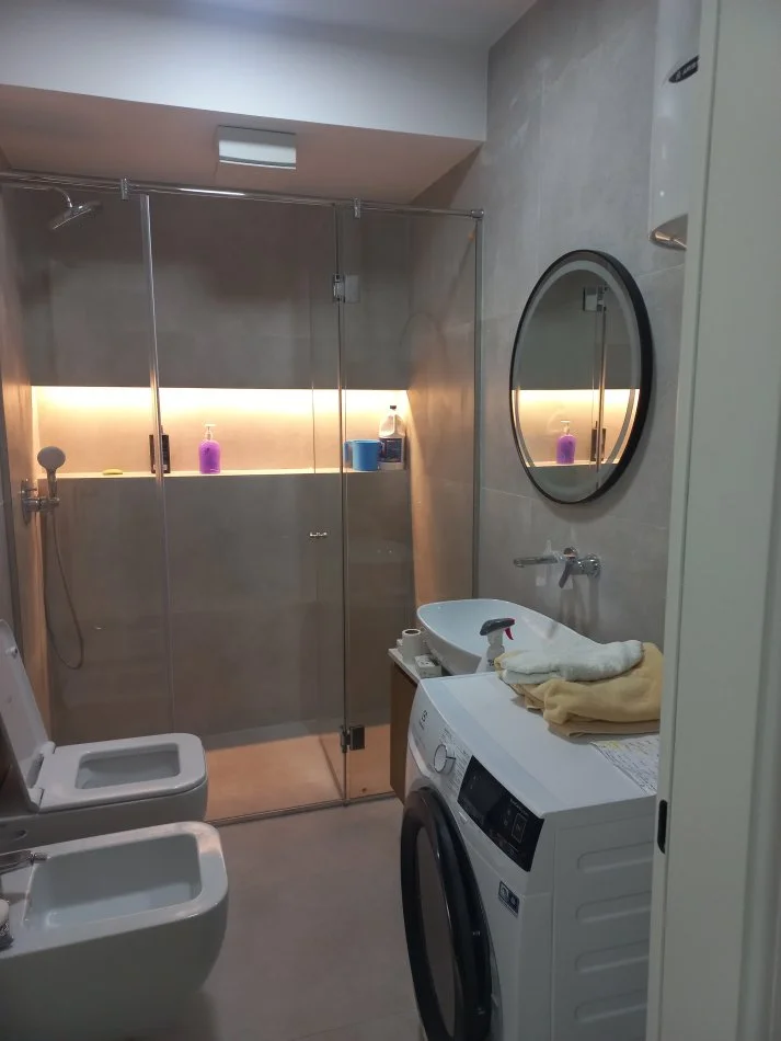 Tirane,Shitet Apartament Cilësor, rinovuar-kompletuar,tip 2+1,me 2 banjo,2 ballkone,kati 5, sip.114m² neto, Cmim 310'000€, në pallat ri 11-kat, mundësia një post-parkimi në -1, 250m nga qendra / Sheshi Skënderbej, ndërmjet kryqëzimit me rrugën Mine Peza e blv. Zogu Parë tek Min.Drejtësisë Tirane