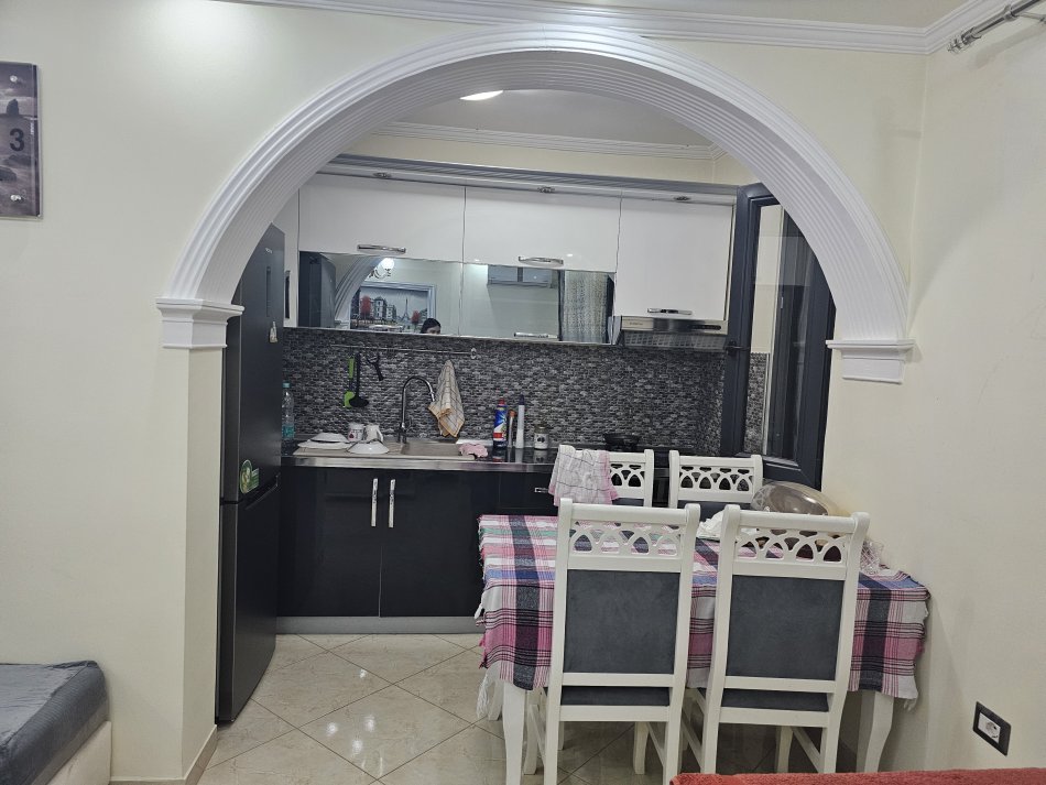 Tirane, ndarje qeraje apartament 2+1+Ballkon Kati 3, 220 € (Xhamllik)