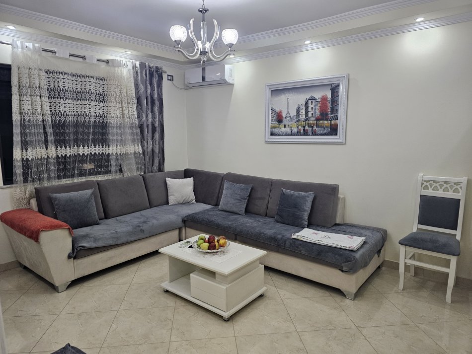 Tirane, ndarje qeraje apartament 2+1+Ballkon Kati 3, 220 € (Xhamllik)