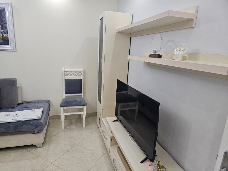 Tirane, ndarje qeraje apartament 2+1+Ballkon Kati 3, 220 € (Xhamllik)