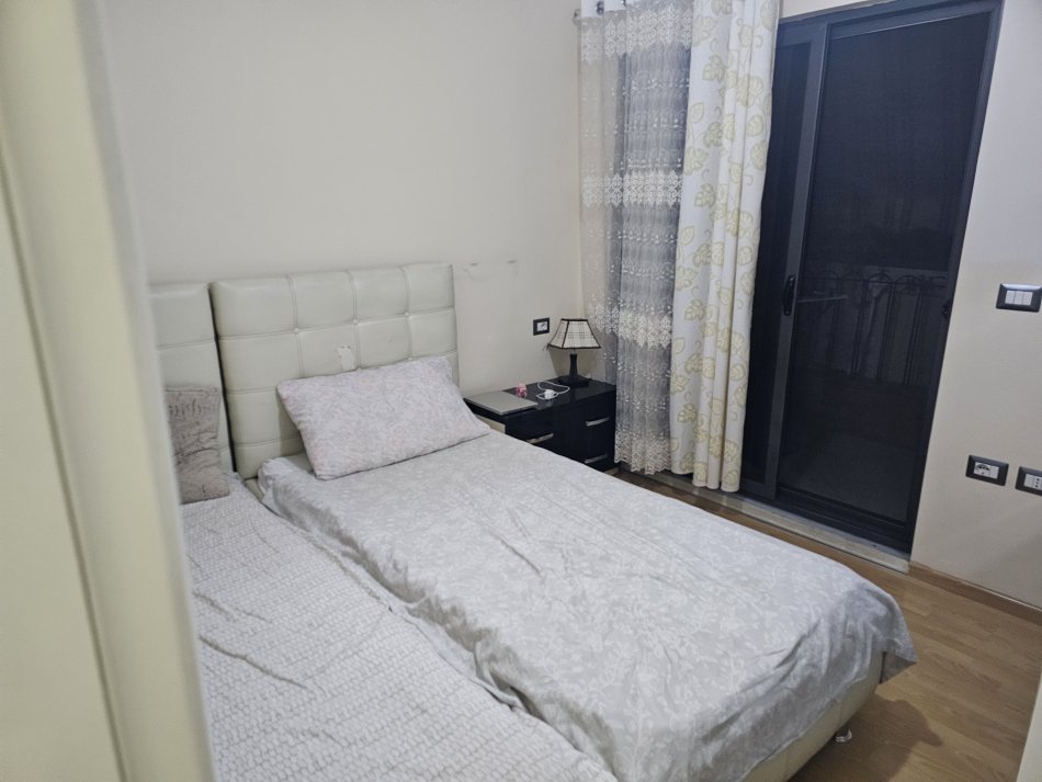 Tirane, ndarje qeraje apartament 2+1+Ballkon Kati 3, 220 € (Xhamllik)