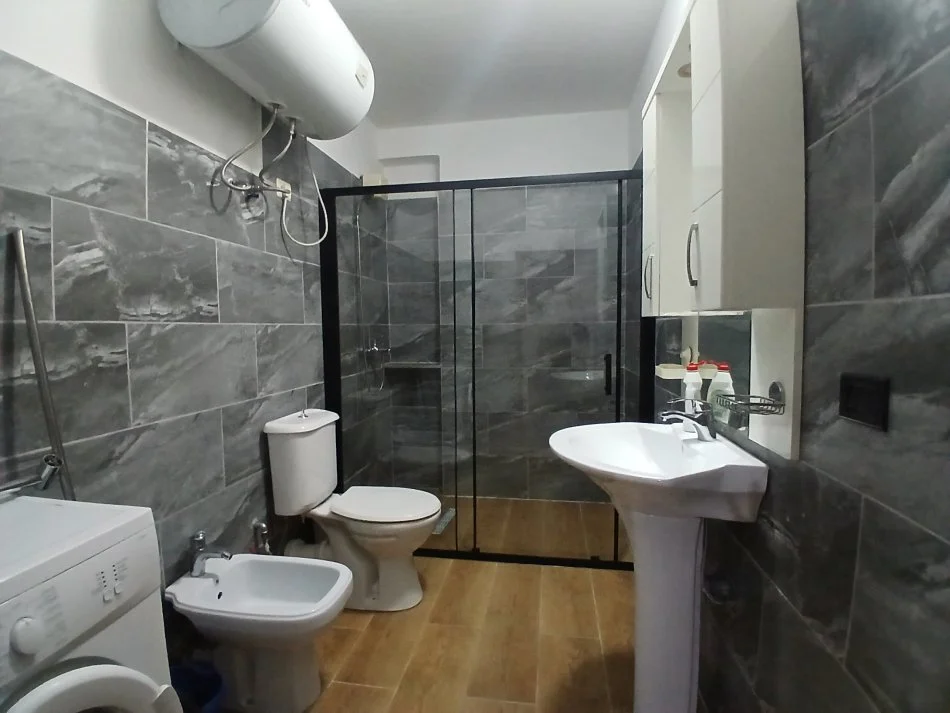 Tirane, jepet me qera apartament 2+1+Ballkon Kati 10, 120 m² 600 € (21 dhjetori)