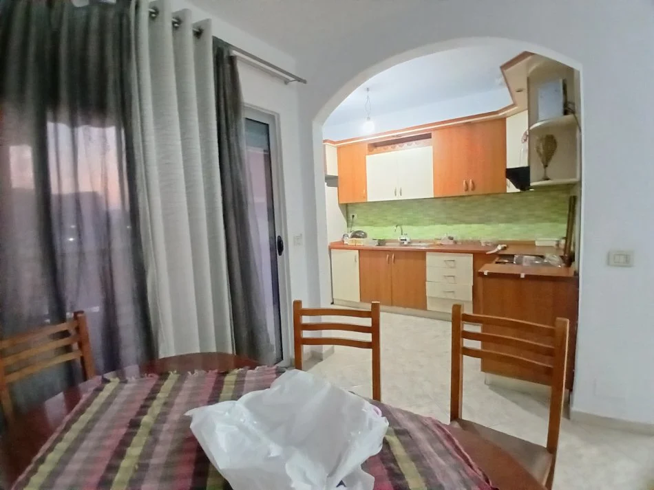 Tirane, jepet me qera apartament 2+1+Ballkon Kati 5, 90 m² 500 € (Karburant kastrati)