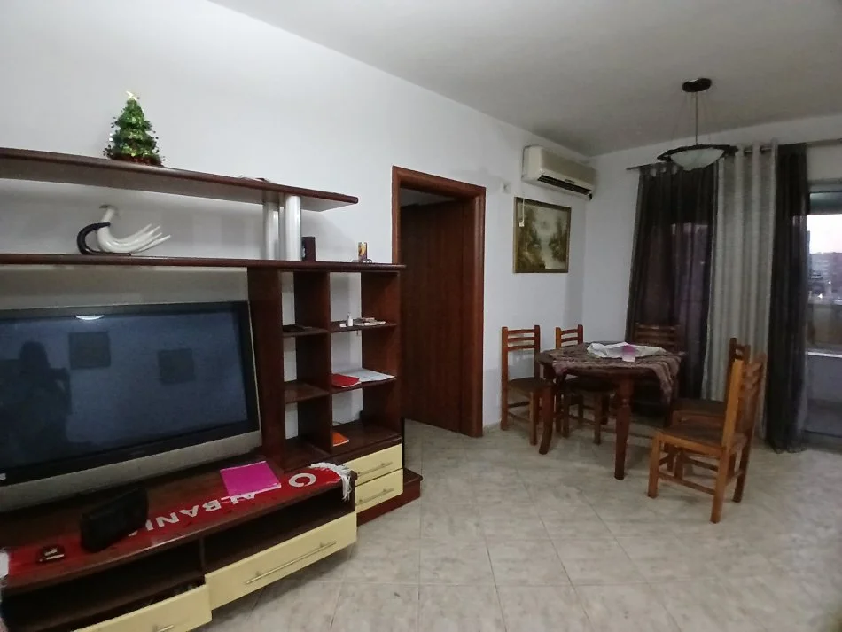 Tirane, jepet me qera apartament 2+1+Ballkon Kati 5, 90 m² 500 € (Karburant kastrati)