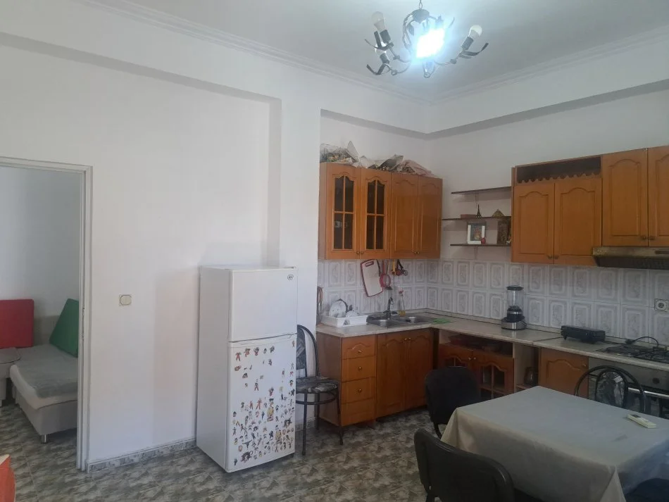 Vlore, jepet me qera shtepi 1+1 Kati 0, 70 m² 35 € (Rruga Lef Salata, prane ujesjellesit - 5 min nga Porti)