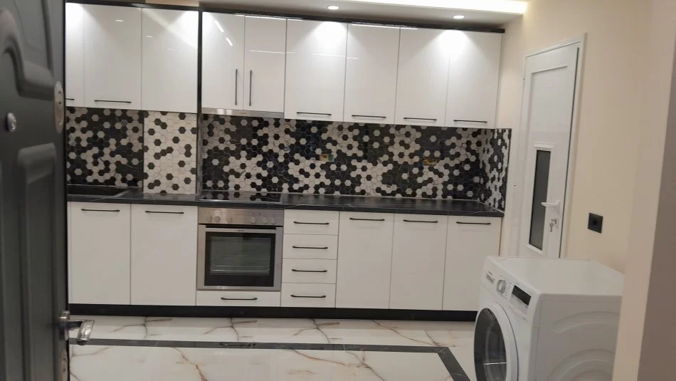 Tirane, jepet me qera apartament duplex 3+1 Kati 2, 120 m² 800 € (Prane Ambasades Amerikane dhe Universitetit Metropolitan)