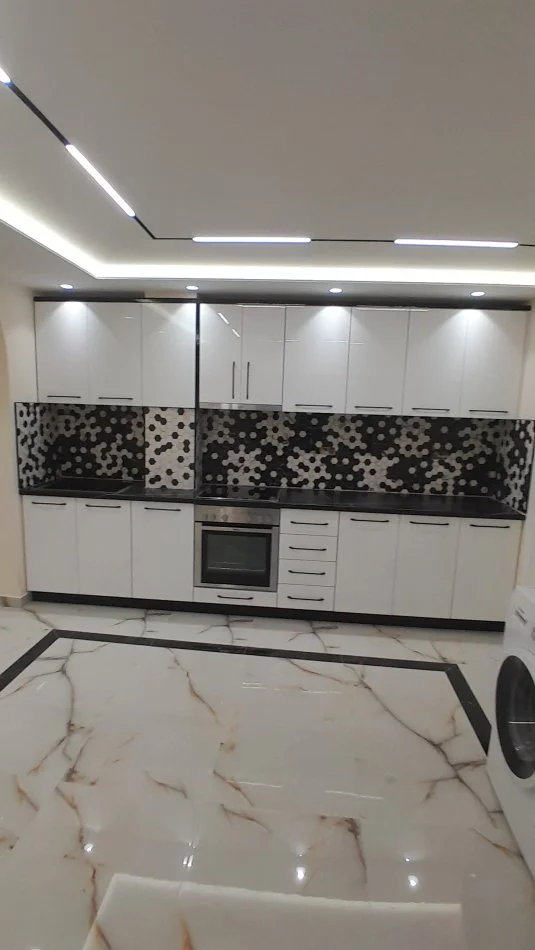 Tirane, jepet me qera apartament duplex 3+1 Kati 2, 120 m² 800 € (Prane Ambasades Amerikane dhe Universitetit Metropolitan)