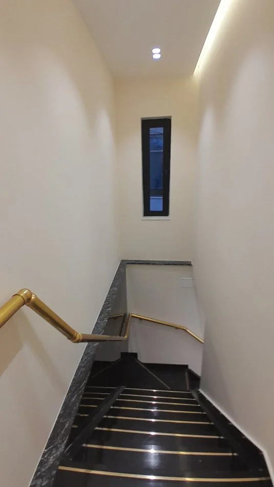 Tirane, jepet me qera apartament duplex 3+1 Kati 2, 120 m² 800 € (Prane Ambasades Amerikane dhe Universitetit Metropolitan)