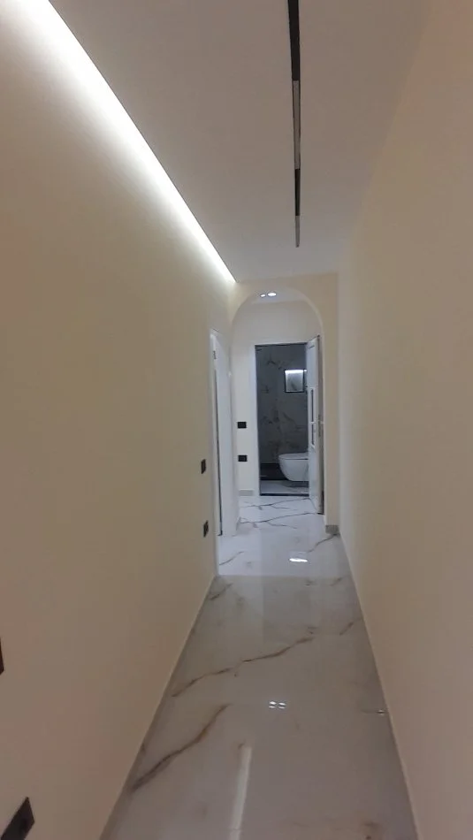 Tirane, jepet me qera apartament duplex 3+1 Kati 2, 120 m² 800 € (Prane Ambasades Amerikane dhe Universitetit Metropolitan)