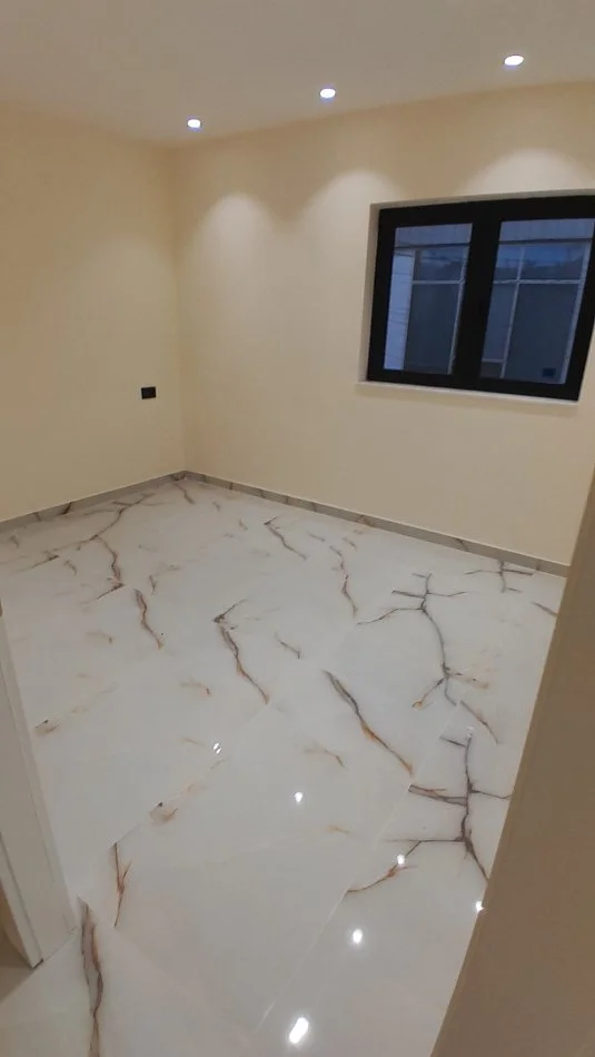 Tirane, jepet me qera apartament duplex 3+1 Kati 2, 120 m² 800 € (Prane Ambasades Amerikane dhe Universitetit Metropolitan)