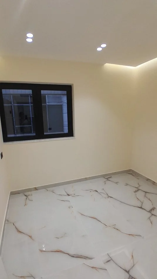 Tirane, jepet me qera apartament duplex 3+1 Kati 2, 120 m² 800 € (Prane Ambasades Amerikane dhe Universitetit Metropolitan)