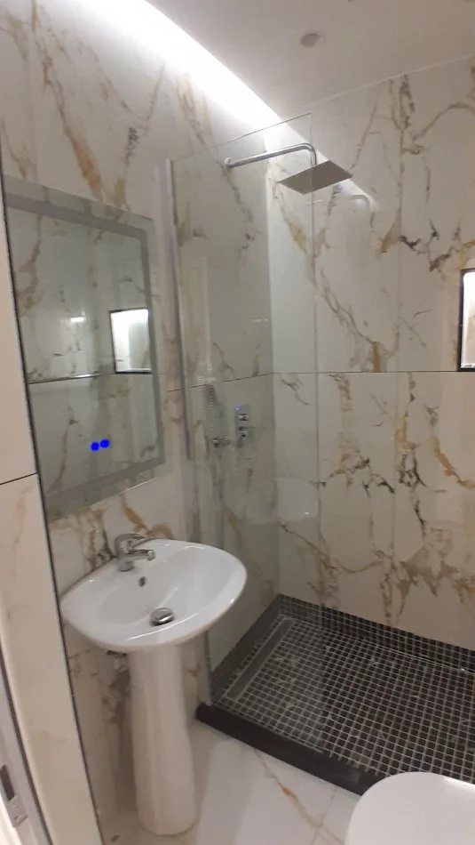 Tirane, jepet me qera apartament duplex 3+1 Kati 2, 120 m² 800 € (Prane Ambasades Amerikane dhe Universitetit Metropolitan)