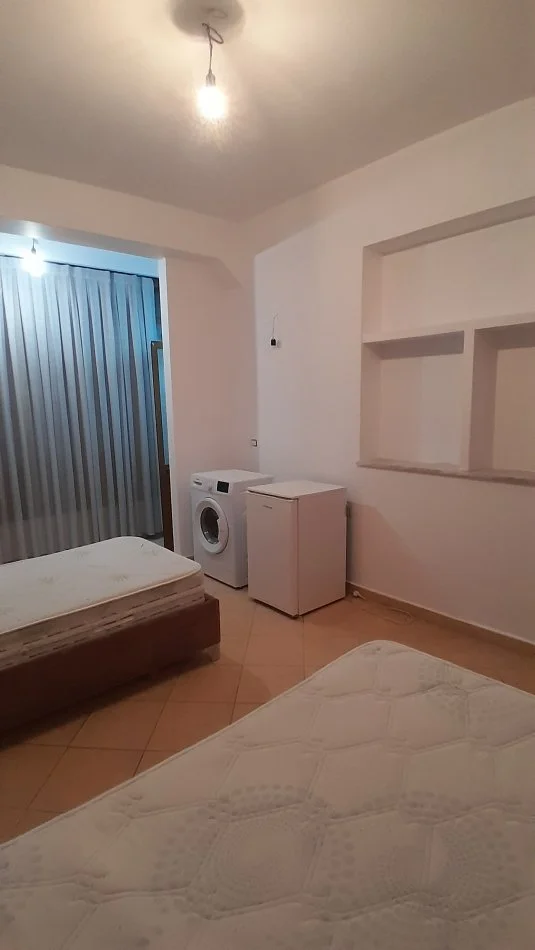 Tirane, jepet me qera garsonier , Kati 2, 35 m² 250 € (Qyteti studentit afer pallateve Grand)