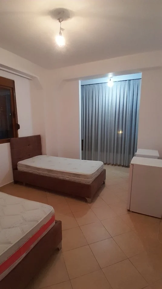 Tirane, jepet me qera garsonier , Kati 2, 35 m² 250 € (Qyteti studentit afer pallateve Grand)