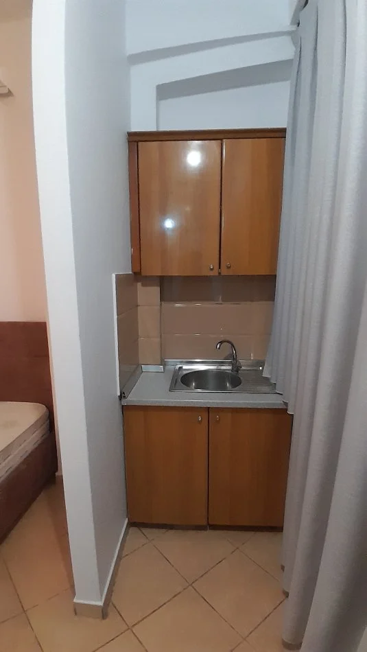 Tirane, jepet me qera garsonier , Kati 2, 35 m² 250 € (Qyteti studentit afer pallateve Grand)